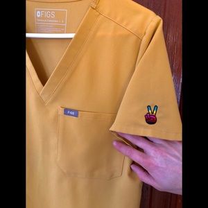 LIMITED ED! Figs Catarina one-pocket GOLD/yellow sz small w/ sleeve embroidery